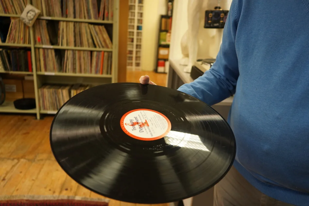 Eine extra grosse Schallplatte.